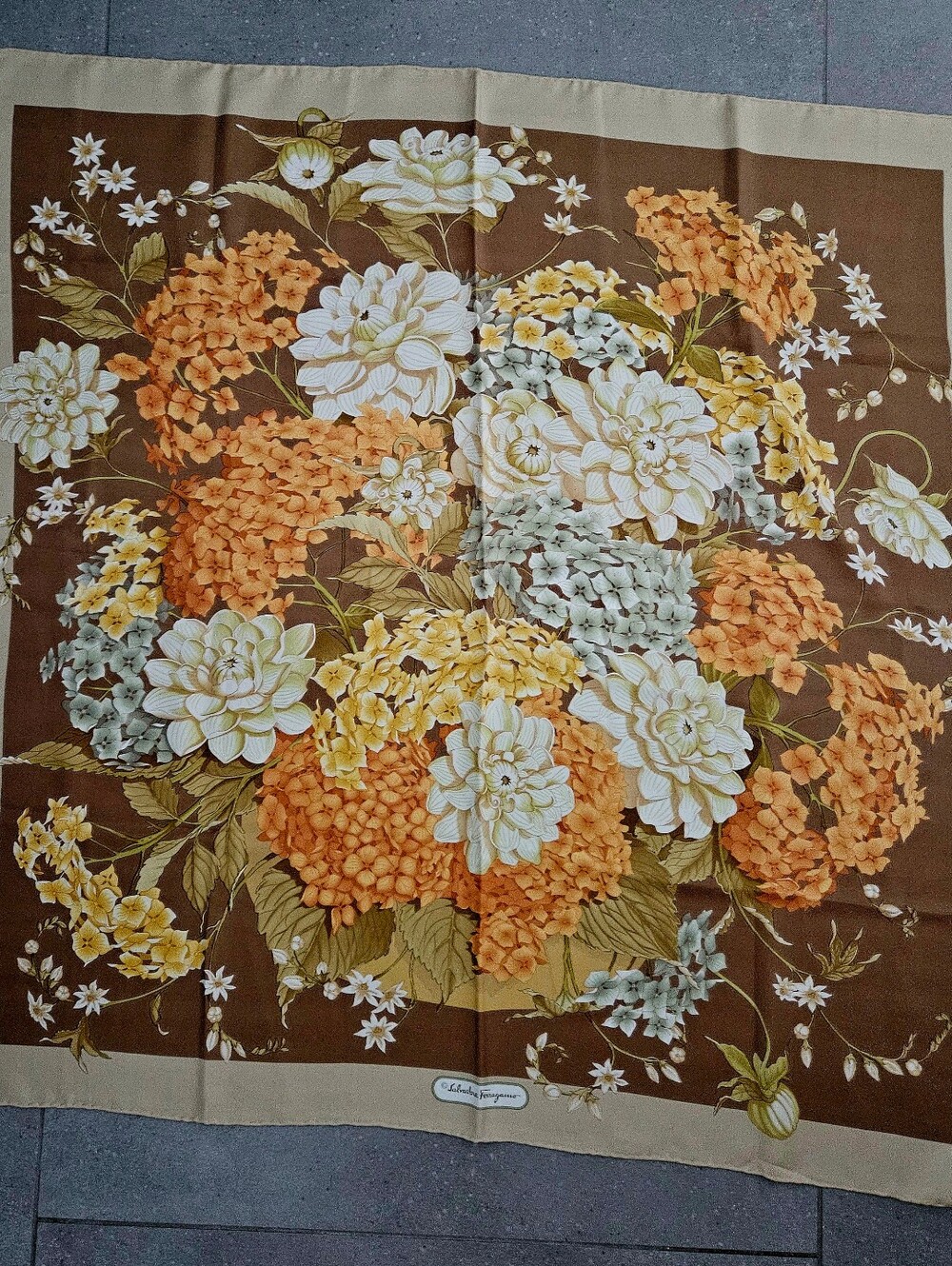 🇮🇹Salvatore Ferragamo Floral Silk Scarf in Brown and Yellow 85X85 cm authentic